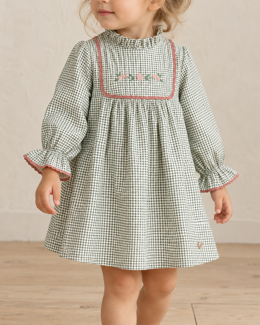 Niña usando vestido Ledicia de cuadros de Paz Rodríguez