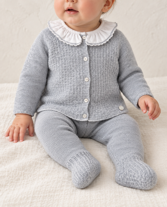 Bebé usando conjunto Neve gris para niña de Paz Rodríguez